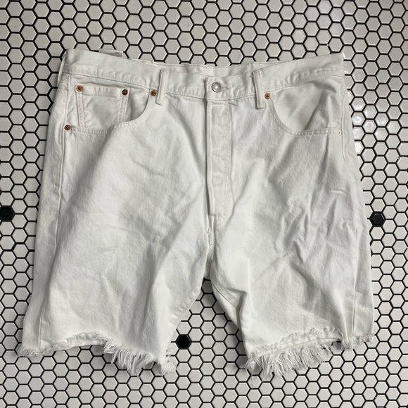 Levi’s 501 (CT) size 38 white cut off shorts